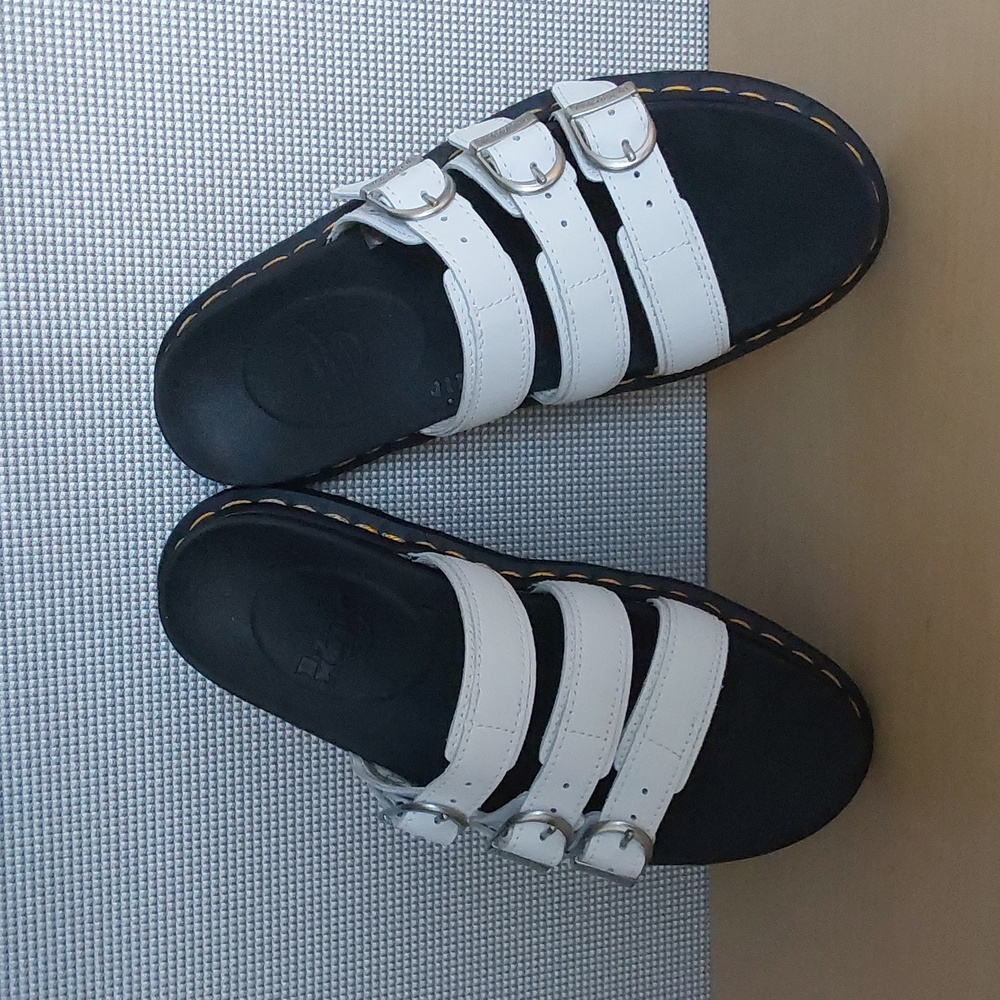 NWOT Dr. Martens platform sandals size 7